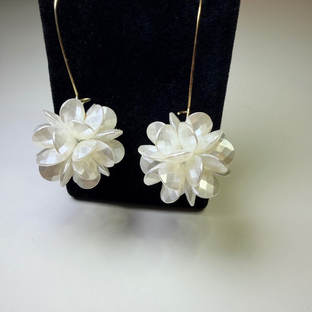 White Faceted Bead Flower Cluster Drop Earrings Gold Tone Kidney Wire Hooks